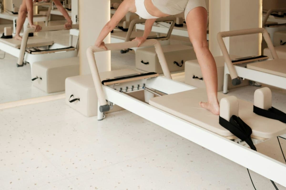 Aletli pilates reformer cihazında birebir çalışma