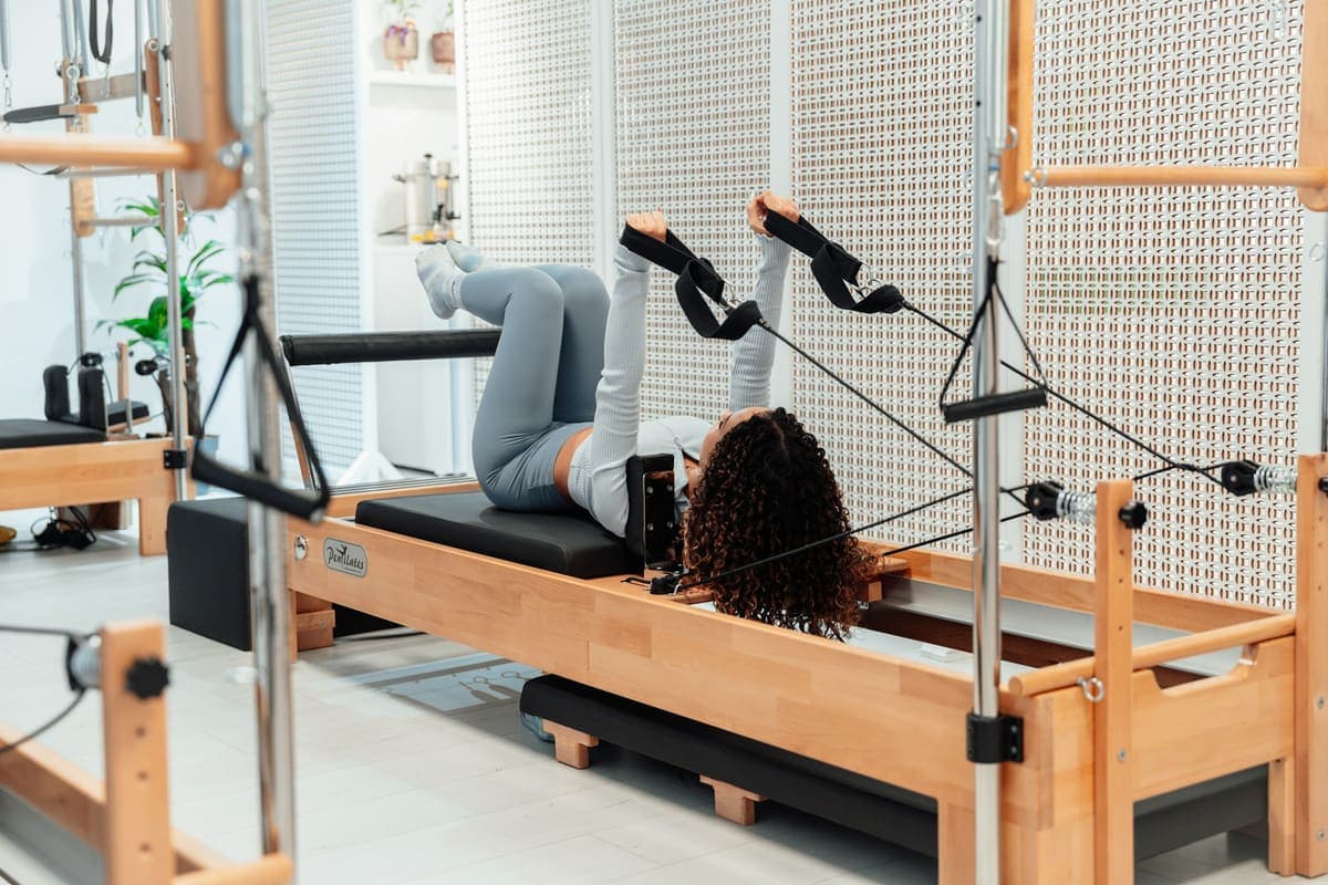 Pilates dersinde eğitmen eşliğinde duruş çalışması
